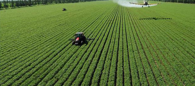  無(wú)人農(nóng)機(jī)大顯身手 田間耕作又好又快