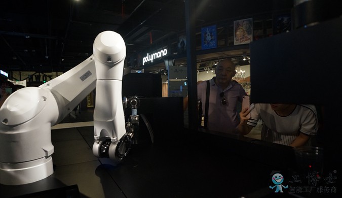 AI機器人智能調酒師亮相天津