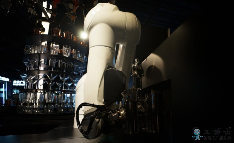 AI機器人智能調酒師亮相天津
