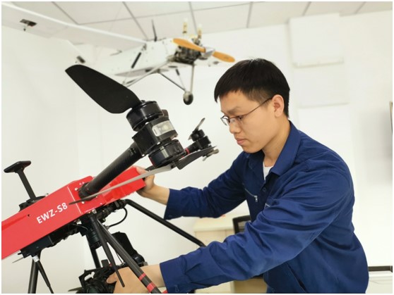 他用無人機助力 “把脈”國家電網