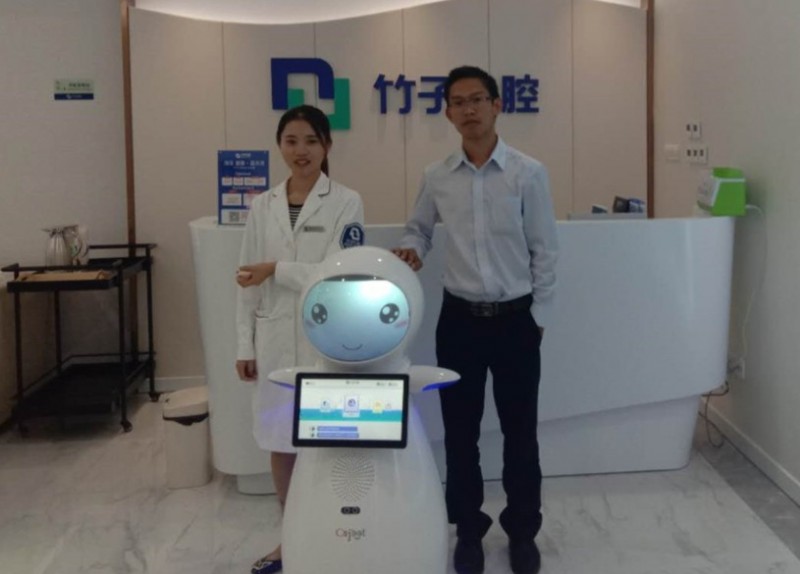 穿山甲迎賓機器人