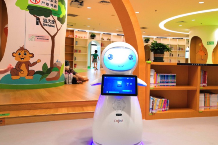 穿山甲迎賓機器人